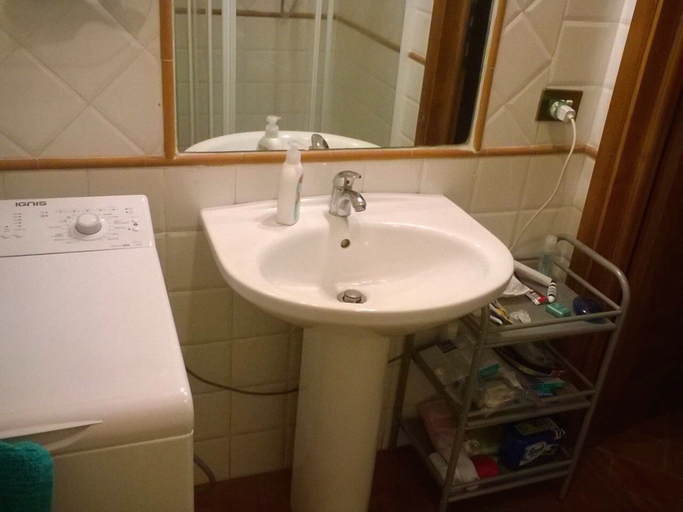 Bathroom 2, Sdrucciolo Double, Florence