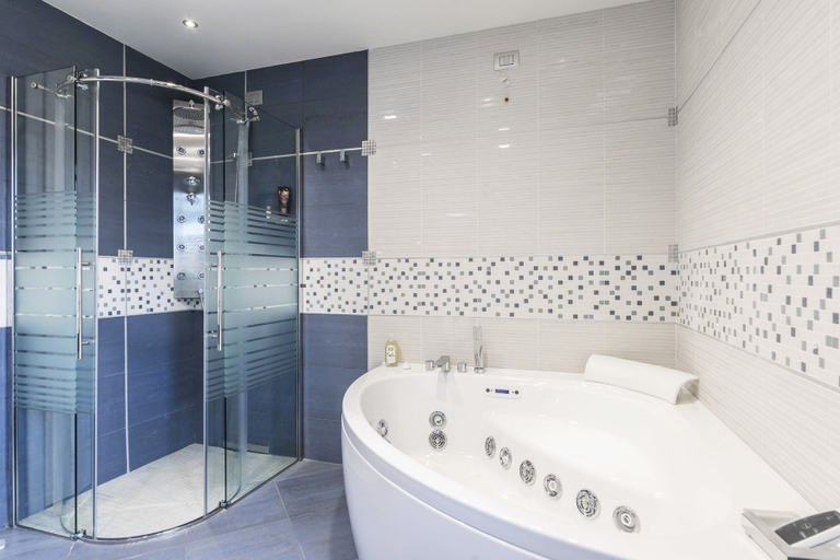 Bathroom 4, Traldi Resort, Viterbo
