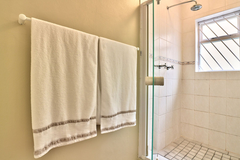 Bathroom 4, Huis Langbaai, Overberg