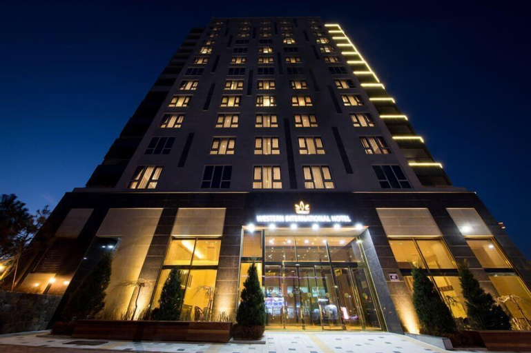 Stellar Hotel, Jung