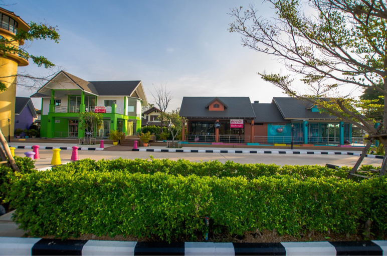 Exterior & Views 2, Usotel Waterland Hotel, Muang Udon Thani