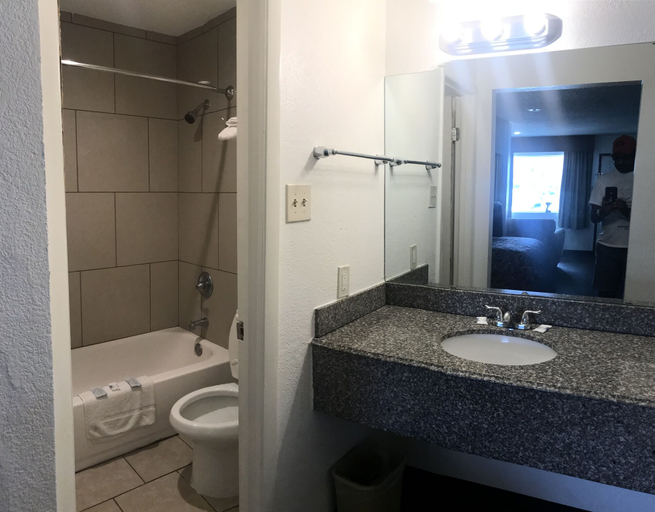 Bathroom 3, Texas Inn, Fort Bend