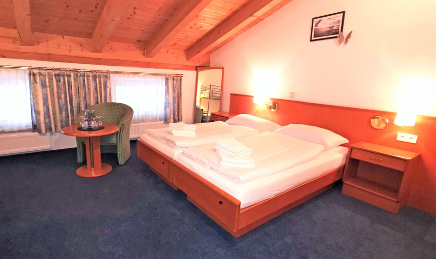 Bedroom 4, A8 Hotel im Darchinger Hof, Bed & Breakfast, Miesbach
