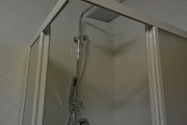 Bathroom 4, Hotel Italia, Mantua