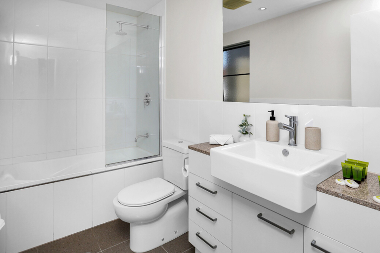 Bathroom 4, Pool View City Centre Apartment 202, Cairns