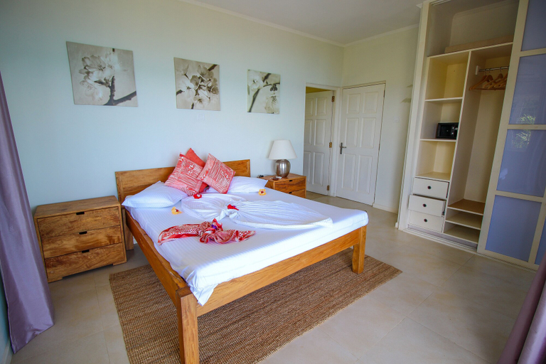 Bedroom 3, Kaz Bulinger