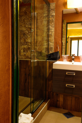 Bathroom 4, Hotel Jardines de Uyuni, Antonio Quijarro