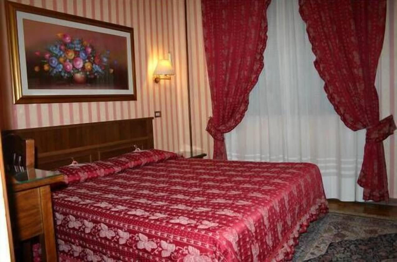 Bedroom 3, Hotel Italia, Mantua