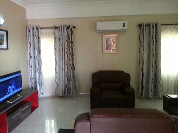 Others 5, MJ Appartments, Tema