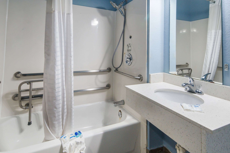 Bathroom 4, Rodeway Inn Carrollton I-35E, Dallas