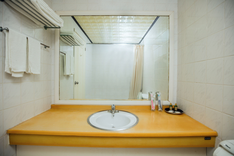 Bathroom, Gold Beach Hotel, Saipan