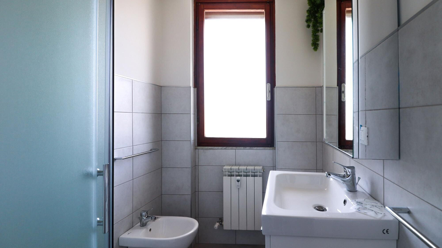 Bathroom 3, Tubino 8, Genova