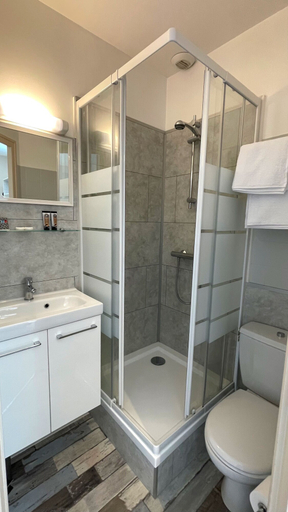 Bathroom 3, Hotel les Quatre Saisons, Loire-Atlantique