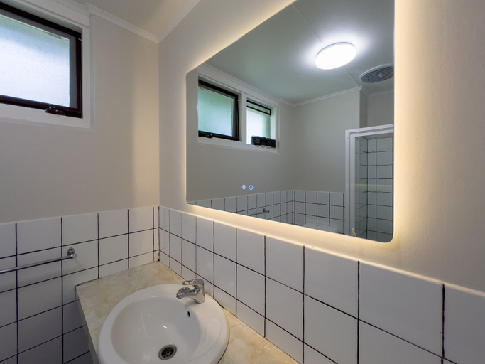 Bathroom 3, A1 Motels Port Fairy Motel and Apartments, Moyne - South
