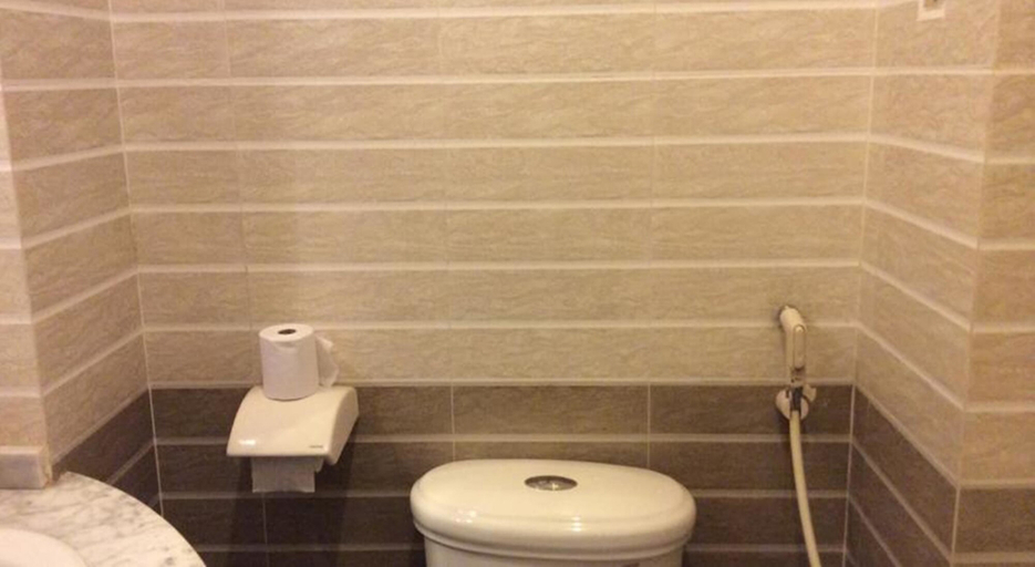 Bathroom, Cuu Long Hotel, Ninh Kiều
