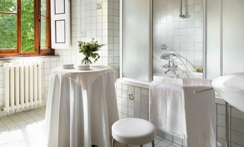Bathroom, Villa Vistarenni, Siena