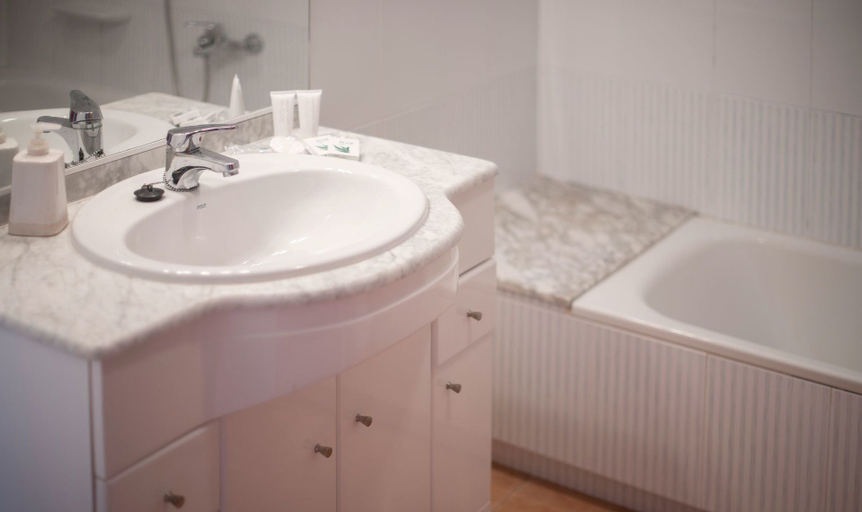 Bathroom 4, Semi-Detached House 1 (R85), Tarragona