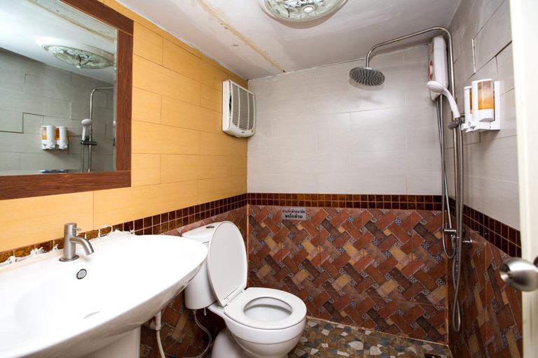 Bathroom 3, Prew Lom Chom Nam, Pluak Daeng