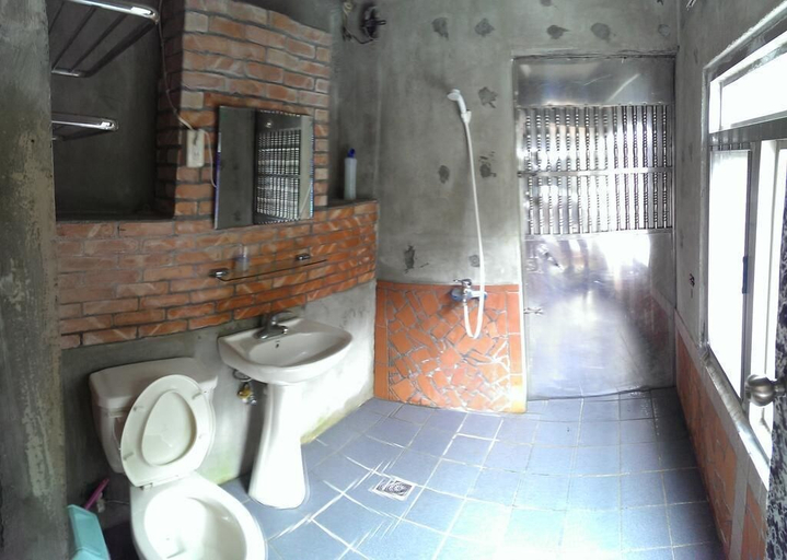 Bathroom 3, Linyuan Village, New Taipei City
