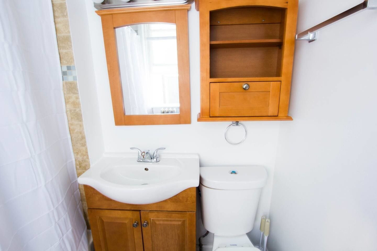 Bathroom 2, Classic Lincoln Park Charmer - 3bdr Steps to Train, Cook