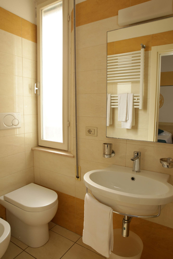 Bathroom 4, New Hotel Jolie, Rimini