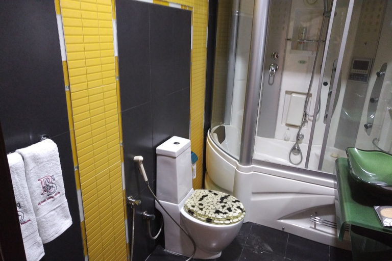Bathroom 3, Emirates Hills Lake View Villa, Dubai