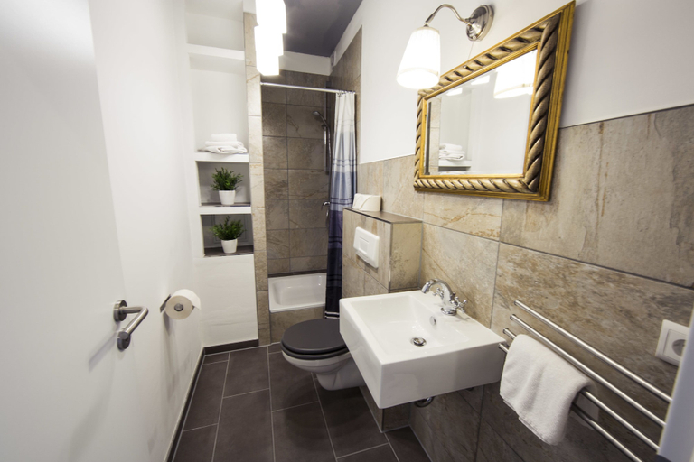 Bathroom 3, Hevals Grand Tempelhof, Berlin