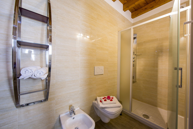 Bathroom 3, Medioevo in Centro, Como