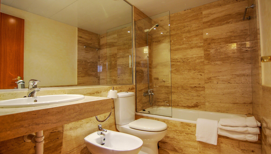 Bathroom 3, Apartamentos S'abanell Central Park, Girona