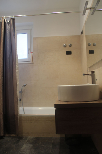 Bathroom 5, Stasera A Casa Da ME, Roma