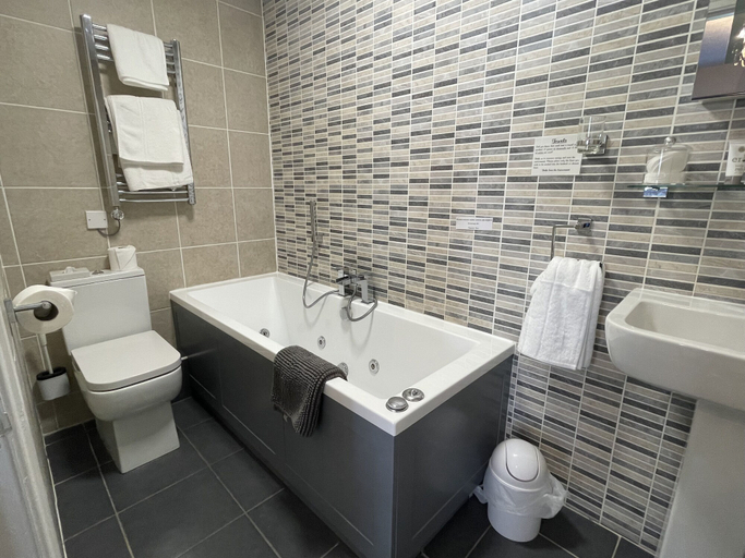 Bathroom 5, Lynton House, Conwy