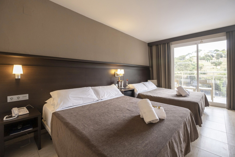 Bedroom 3, Hotel Rosamar Garden Resort, Girona