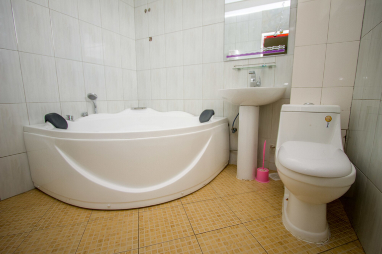 Bathroom 4, Sal's Boutique Hotel, Kampala
