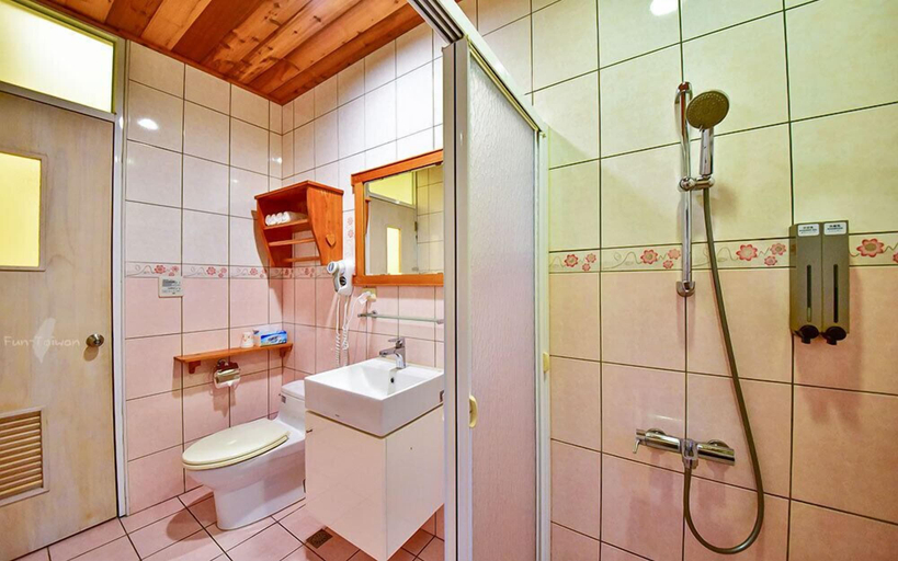 Bathroom 4, Bear Meets Moose B&B, Nantou
