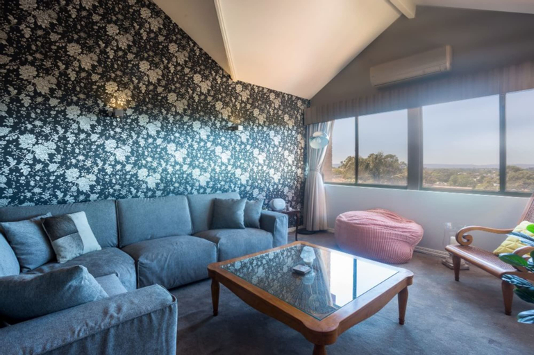 Others 4, Character 3 Bedroom Home With Pool and Balcony, Bayswater