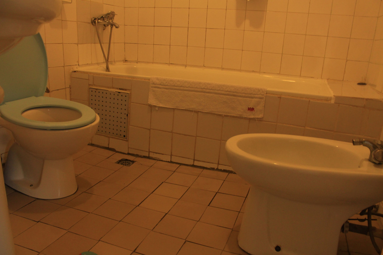 Bathroom 5, Hôtel Beau Rivage, Wouri