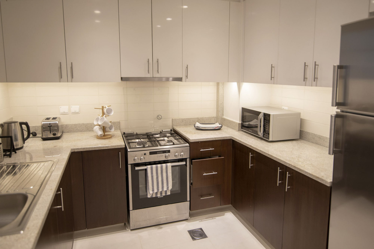 Private kitchen, Elegant Apt With Balcony Minutes from Burj Khalifa, Dubai