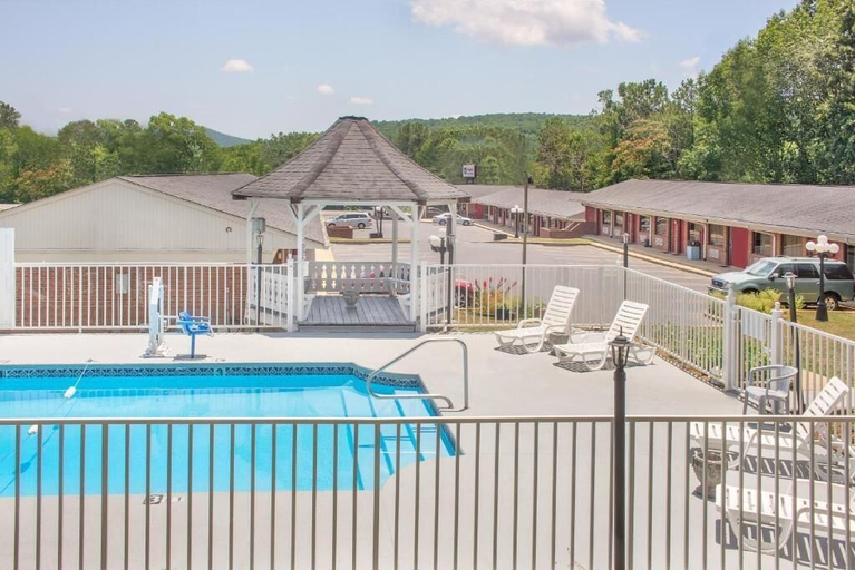 Sport & Beauty 5, Super 8 Anniston, Calhoun