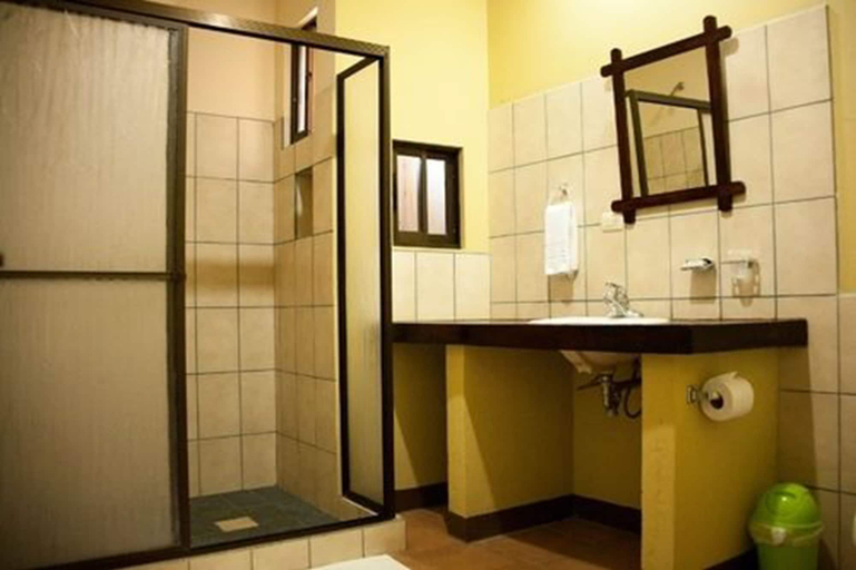 Bathroom 3, Belen Suites, Belén