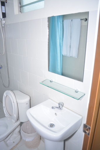 Bathroom 4, Ashley and Bill's Suites 'N Garden, Carcar
