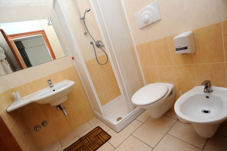 Bathroom 4, Hotel il Melograno, Foggia