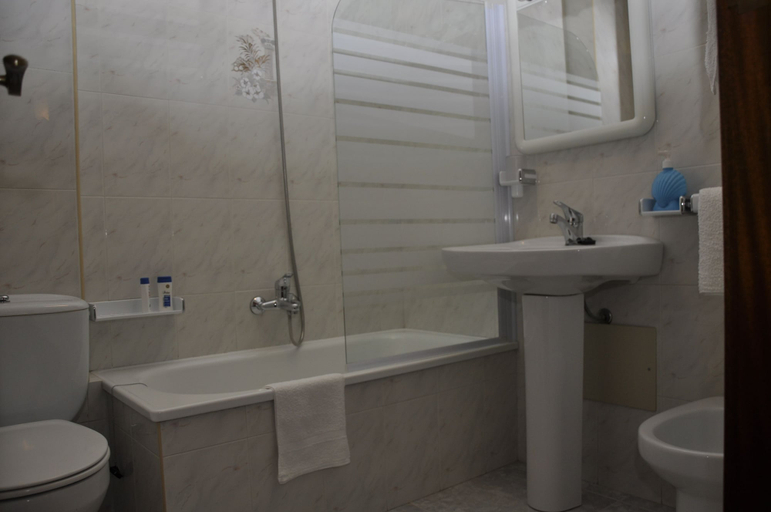 Bathroom 5, Hotel Xacobeo, Pontevedra