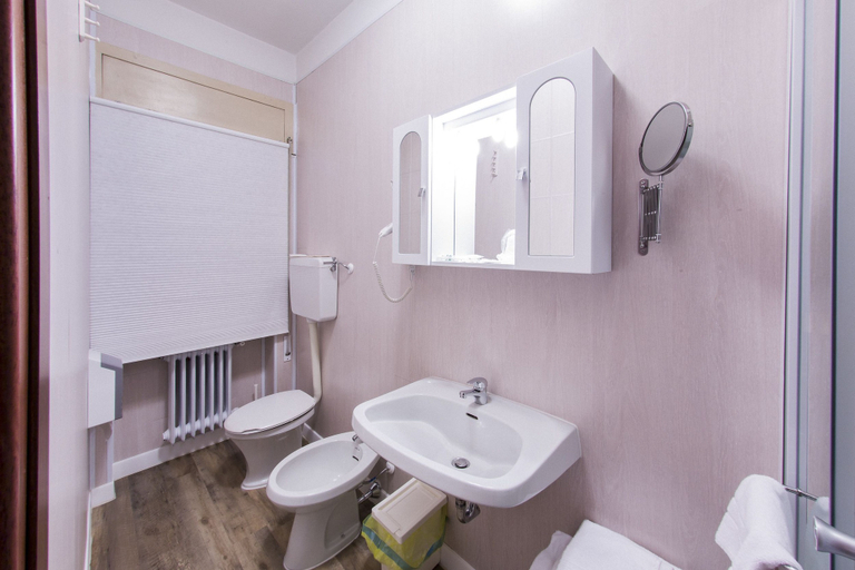 Bathroom 3, Quari Hotel Restaurant & Pizza, Verona