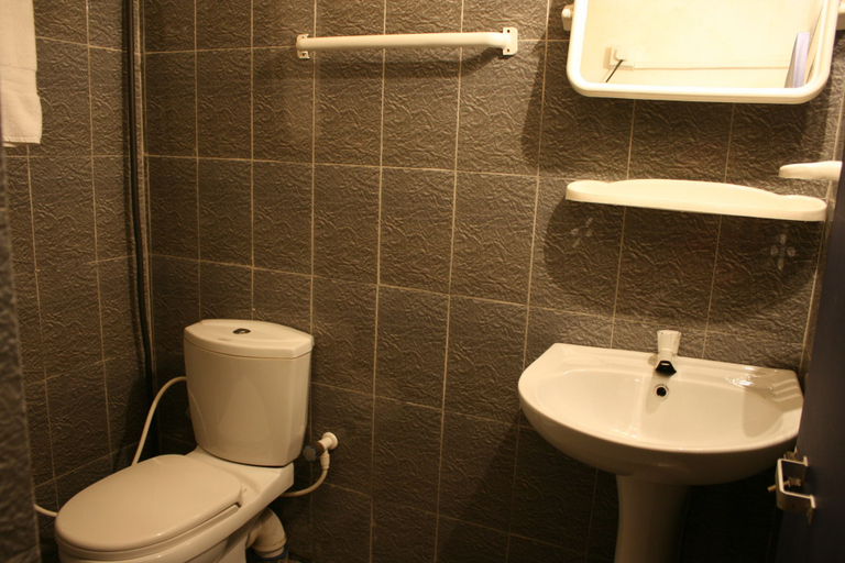 Bathroom 3, Green Palace, Thimbirigasyaya