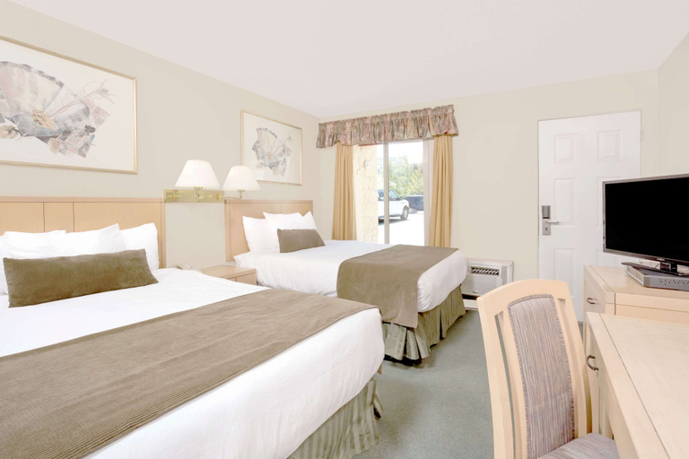 Bedroom 3, Howard Johnson by Wyndham Downtown Kamloops, Thompson-Nicola