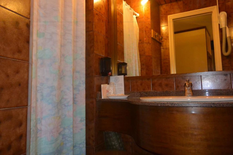 Bathroom 4, Hotel Italia, Mantua