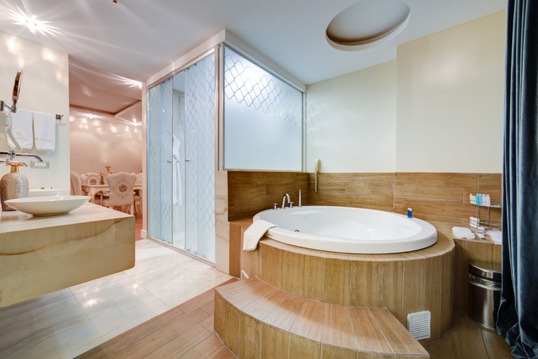Bathroom 5, Navona Hotel, Merkez