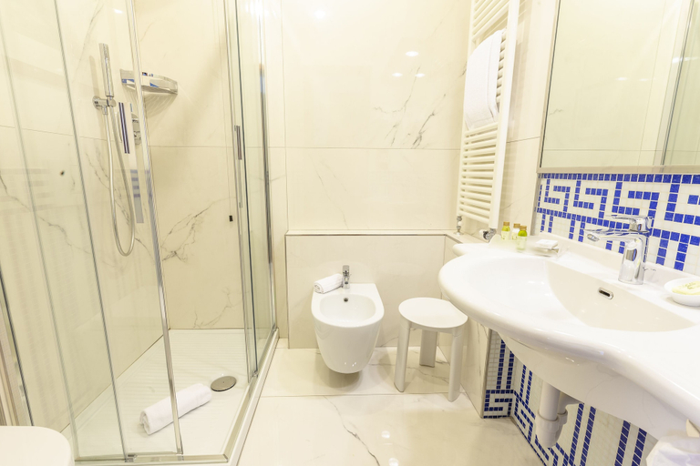 Bathroom 5, Hotel Ilaria, Lucca