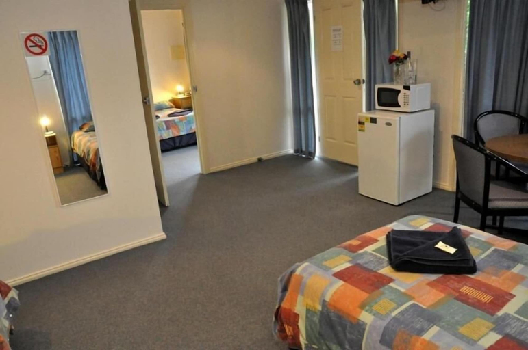 Bedroom 2, West City Motel, Melbourne