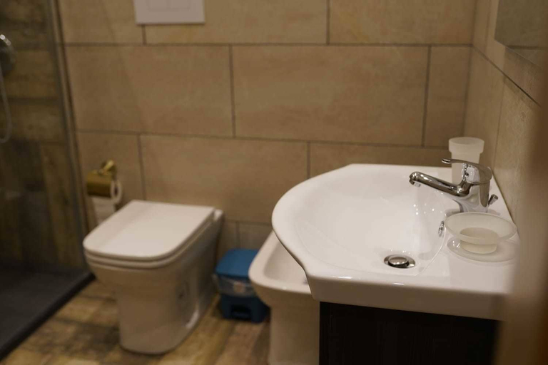 Bathroom 5, Bella Palermo, Palermo
